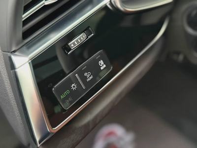 Audi Q8 55 TFSI quattro S line - GCC Specs Full Service History-8
