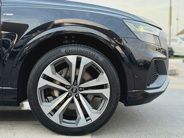 Audi Q8 55 TFSI quattro S line - GCC Specs Full Service History