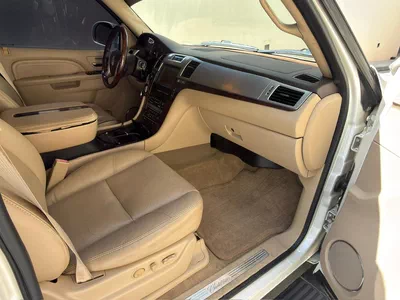 Gulf Specs 2011 CADILLAC ESCALADE PLATINUM 7-Seater, 6.2Litre V8-8