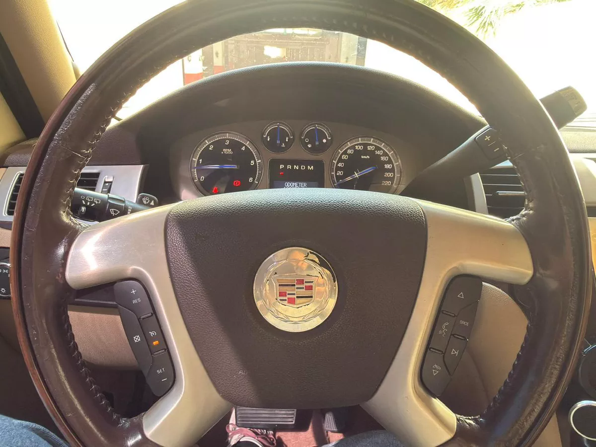 Gulf Specs 2011 CADILLAC ESCALADE PLATINUM 7-Seater, 6.2Litre V8-17-17