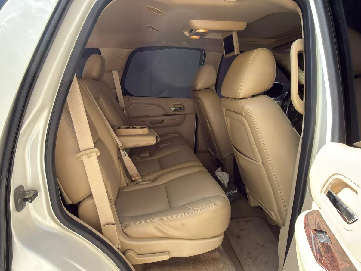 Gulf Specs 2011 CADILLAC ESCALADE PLATINUM 7-Seater, 6.2Litre V8-14-14