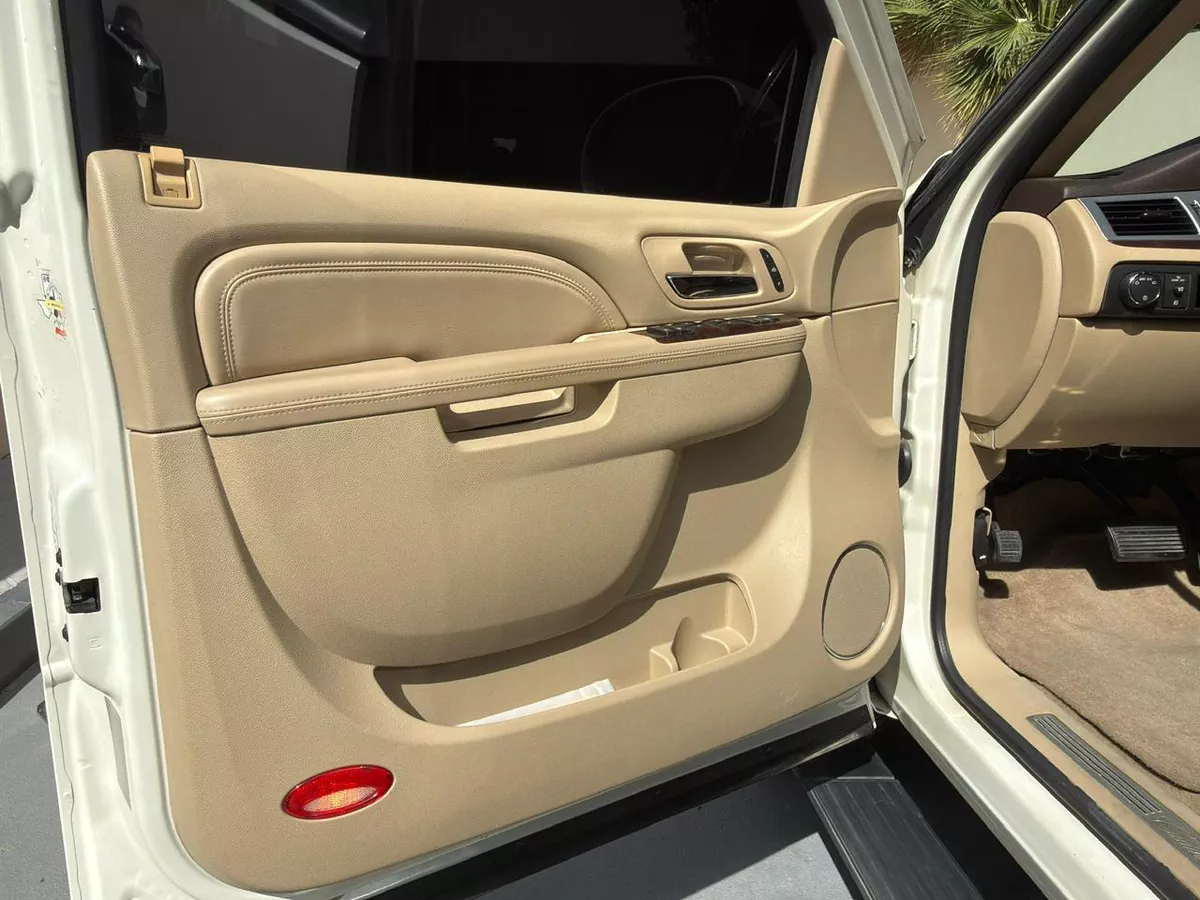Gulf Specs 2011 CADILLAC ESCALADE PLATINUM 7-Seater, 6.2Litre V8-7-7