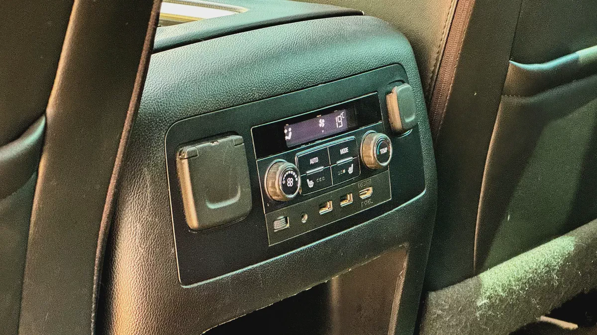 GMC Yukon Denali 2020 Full Service History GCC 6.2L V8 Perfect Condition-18-18