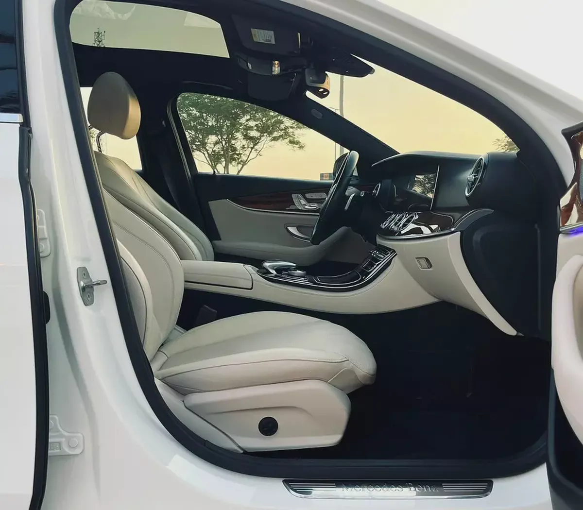 2017 Mercedes-Benz E-Class E 300 4MATIC (European Specs)-8-8