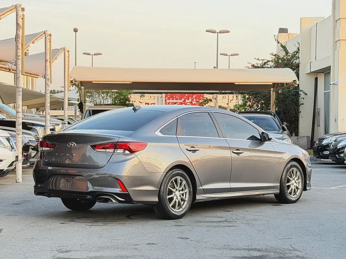 Hyundai Sonata SE-4-4