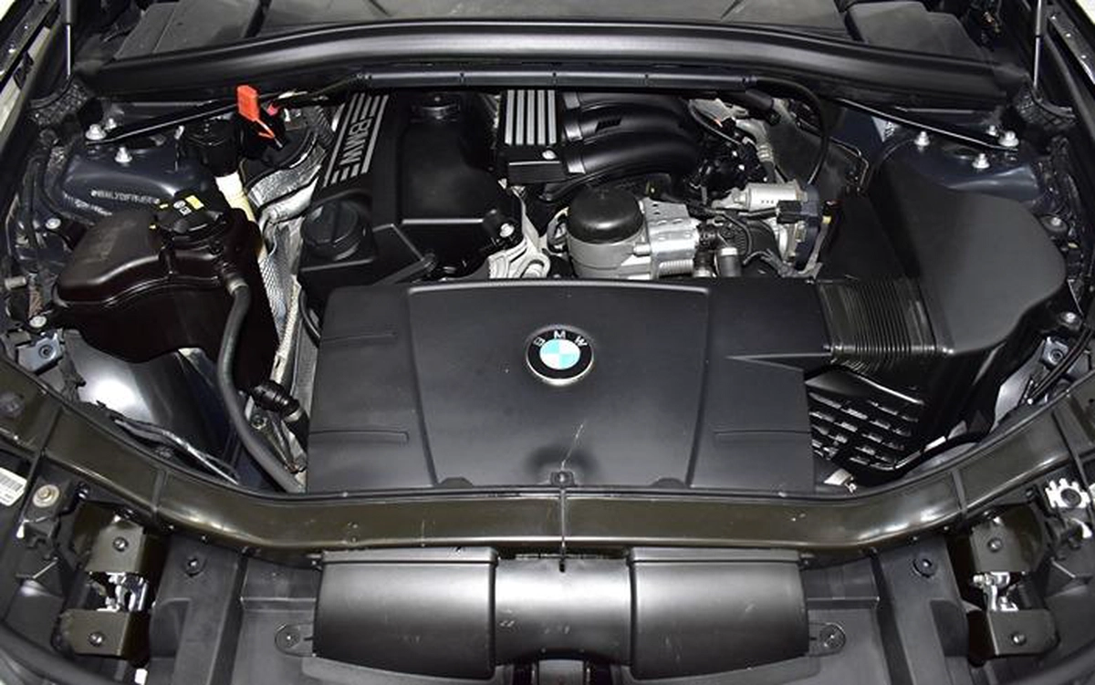 BMW X1 sDrive18i ( 2015 Model ) in Blue Color! GCC Specs-2-2