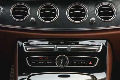 MERCEDES BENZ E 300 - 2018 - GCC - FULLY LOADED - AMAZING CONDITION-16