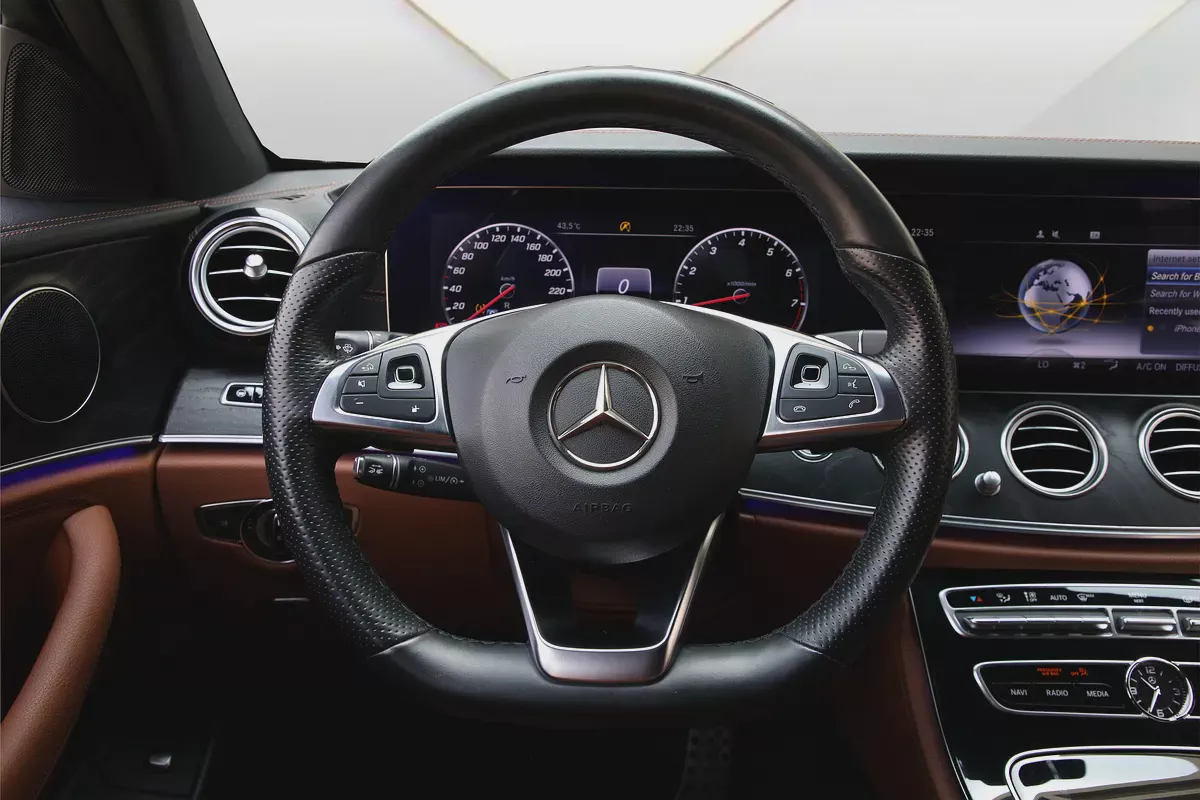 MERCEDES BENZ E 300 - 2018 - GCC - FULLY LOADED - AMAZING CONDITION-14-14