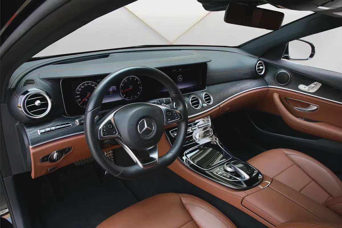 MERCEDES BENZ E 300 - 2018 - GCC - FULLY LOADED - AMAZING CONDITION-7-7