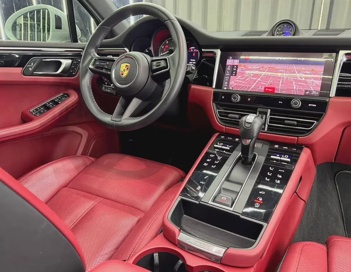 Exclusive offer | Original Paint | GCC specs | Full Porsche Service History | Porsche Warranty 2028-15-15