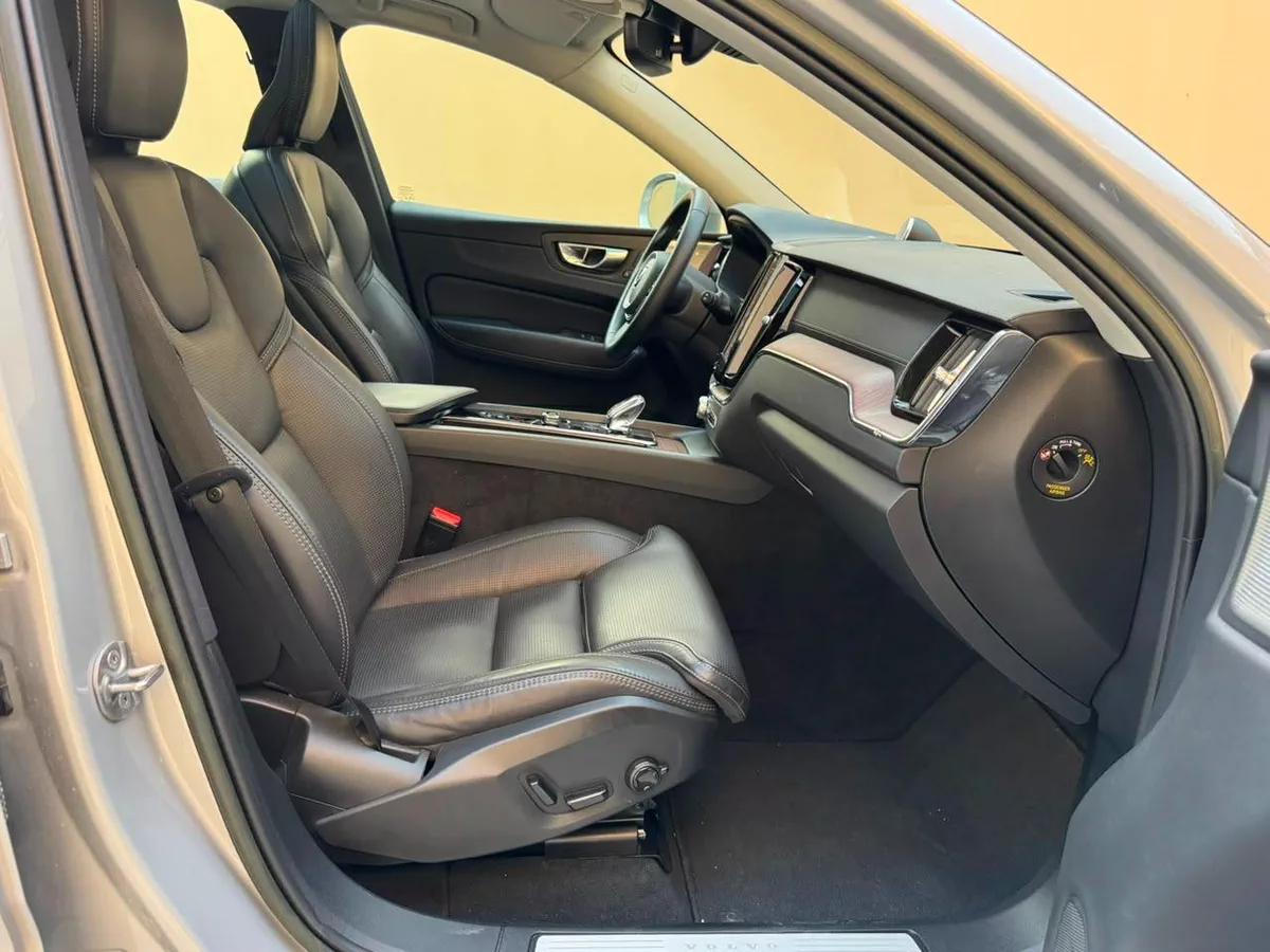 Gulf Specs 2023 VOLVO XC60 Ultimate Bright B5 AWD (Agency Serviced), Under Warranty Nov 2027.-4-4