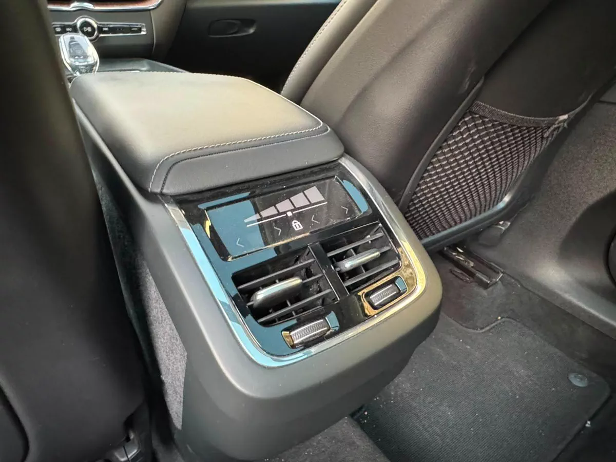 Gulf Specs 2023 VOLVO XC60 Ultimate Bright B5 AWD (Agency Serviced), Under Warranty Nov 2027.-17-17