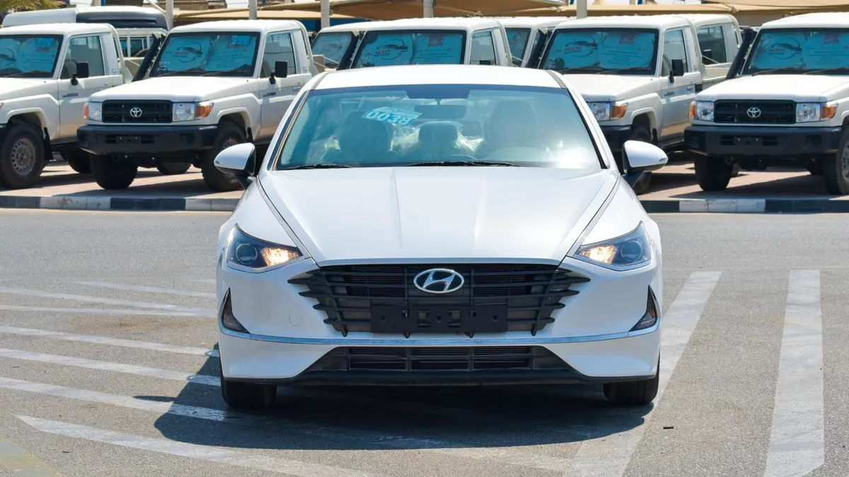 2024 Hyundai Sonata – White Sedan with Beige Interior-15-15