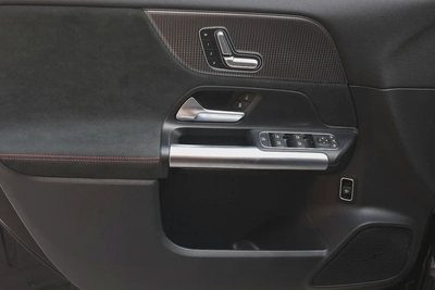 MERCEDES EQA350 4MATIC - GCC SPECS - UNDER WARRANTY / SERVICE CONTRACT / BATTERY - ACCIDENT FREE --10