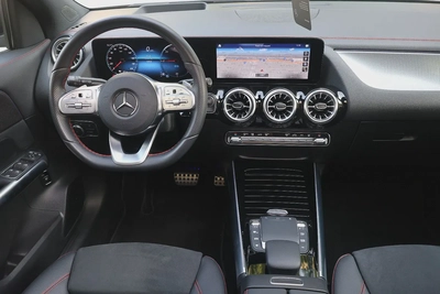MERCEDES EQA350 4MATIC - GCC SPECS - UNDER WARRANTY / SERVICE CONTRACT / BATTERY - ACCIDENT FREE --12