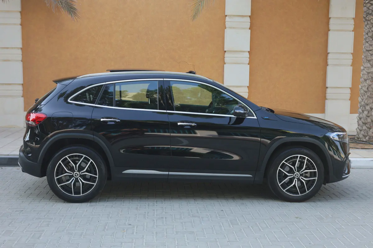 MERCEDES EQA350 4MATIC - GCC SPECS - UNDER WARRANTY / SERVICE CONTRACT / BATTERY - ACCIDENT FREE --8-8