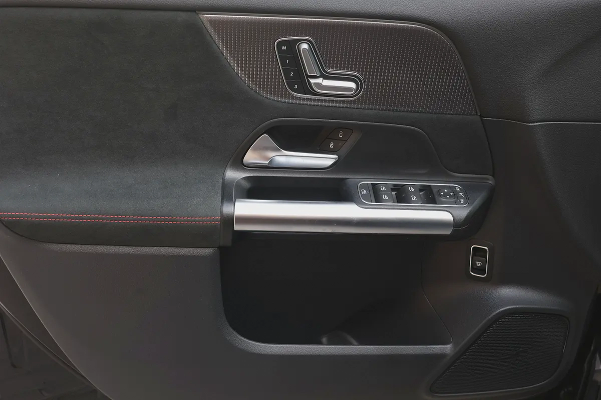 MERCEDES EQA350 4MATIC - GCC SPECS - UNDER WARRANTY / SERVICE CONTRACT / BATTERY - ACCIDENT FREE --10-10