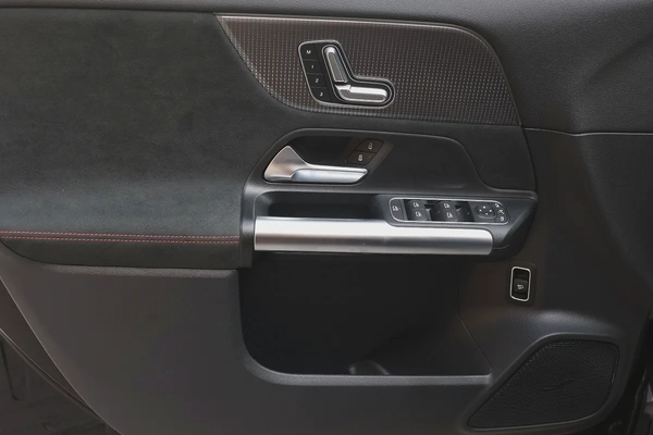 MERCEDES EQA350 4MATIC - GCC SPECS - UNDER WARRANTY / SERVICE CONTRACT / BATTERY - ACCIDENT FREE -