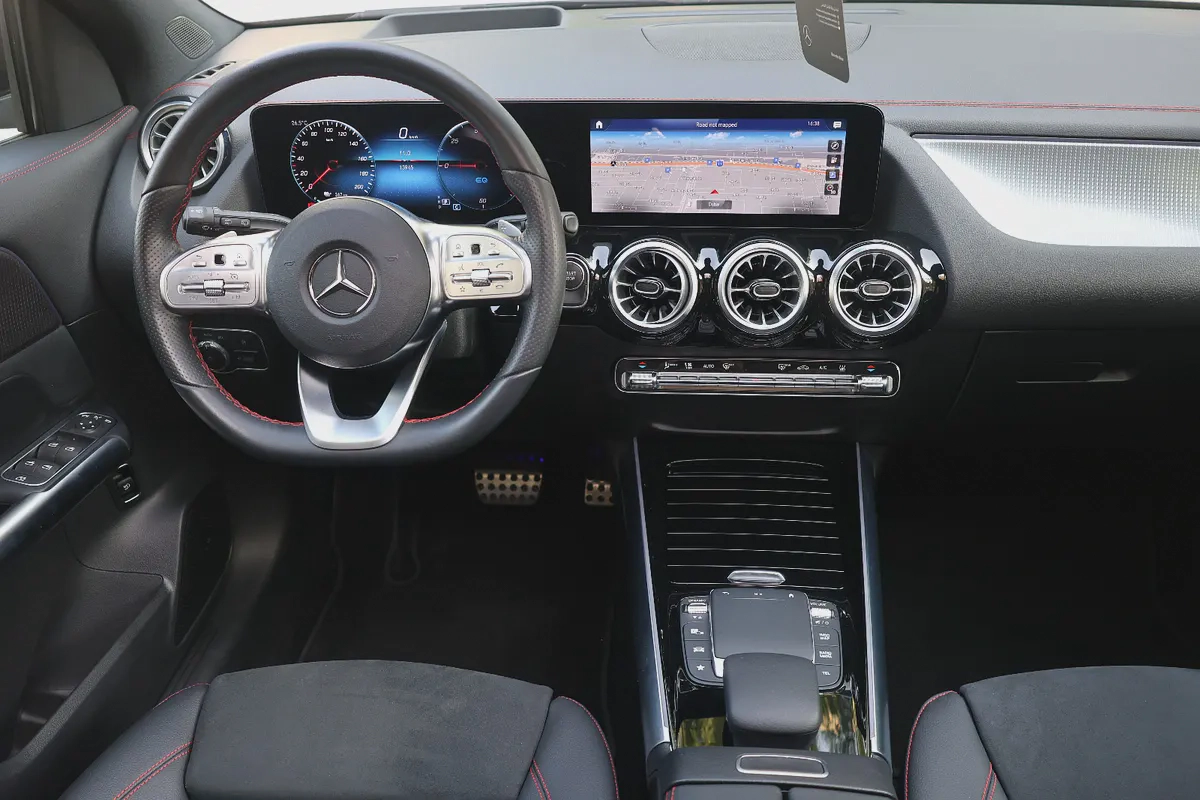 MERCEDES EQA350 4MATIC - GCC SPECS - UNDER WARRANTY / SERVICE CONTRACT / BATTERY - ACCIDENT FREE --12-12