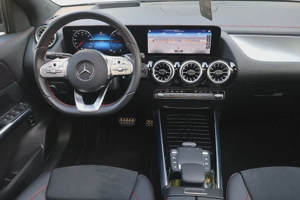 MERCEDES EQA350 4MATIC - GCC SPECS - UNDER WARRANTY / SERVICE CONTRACT / BATTERY - ACCIDENT FREE -