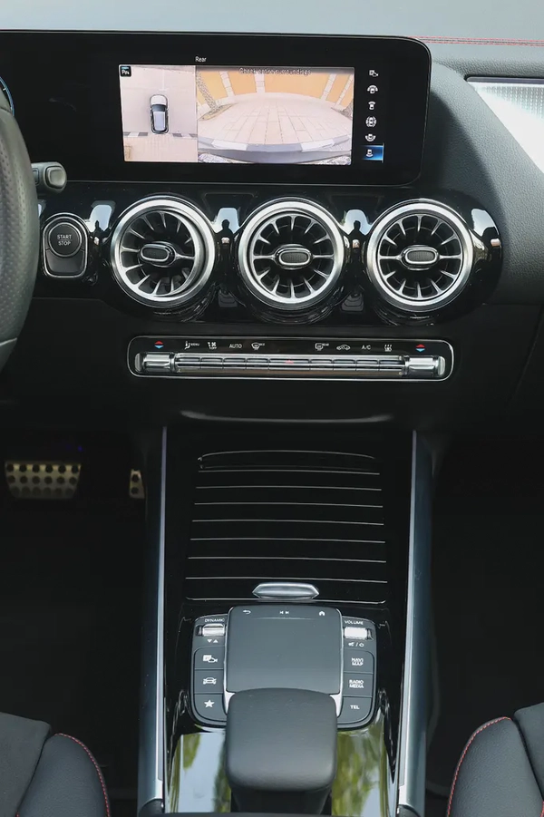 MERCEDES EQA350 4MATIC - GCC SPECS - UNDER WARRANTY / SERVICE CONTRACT / BATTERY - ACCIDENT FREE -