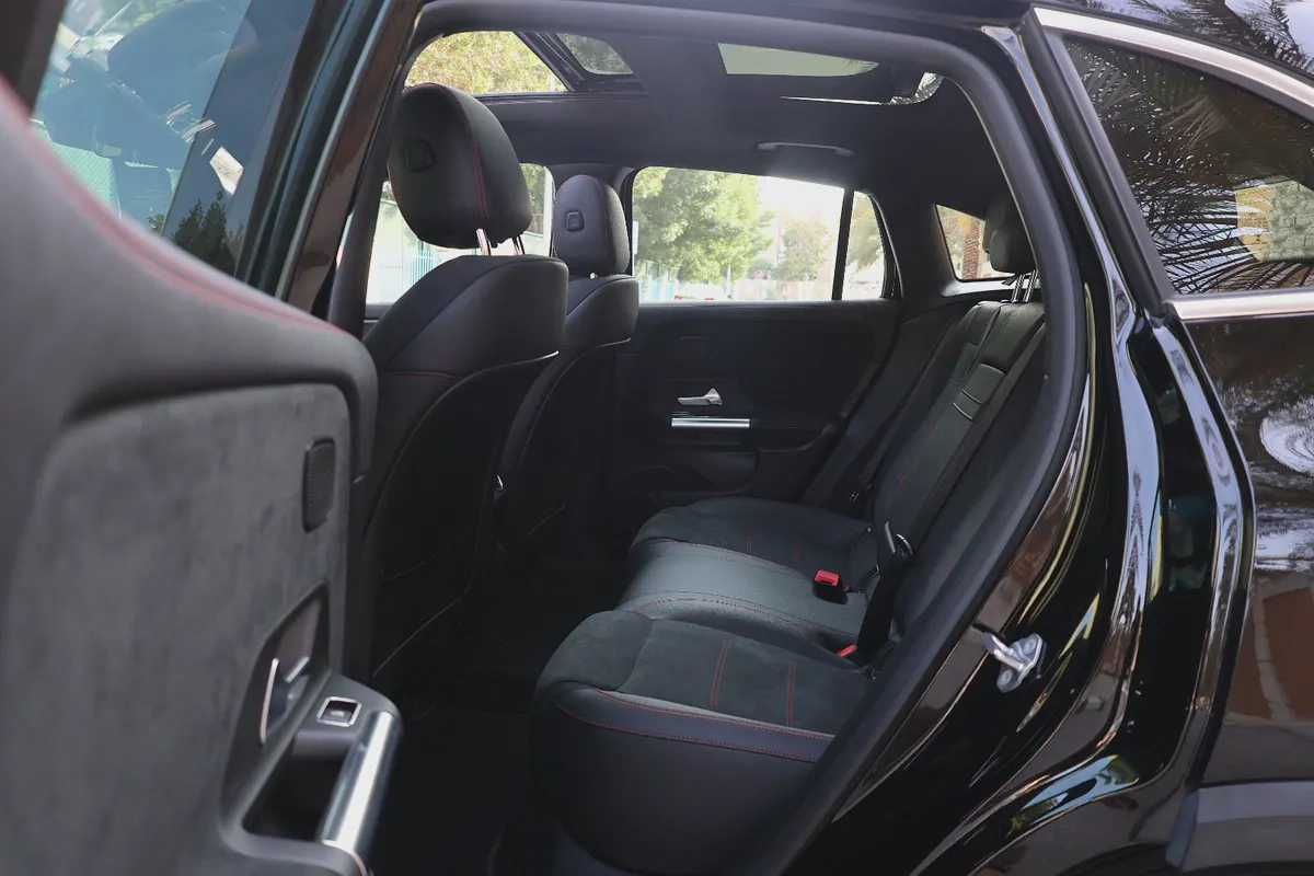 MERCEDES EQA350 4MATIC - GCC SPECS - UNDER WARRANTY / SERVICE CONTRACT / BATTERY - ACCIDENT FREE --17-17
