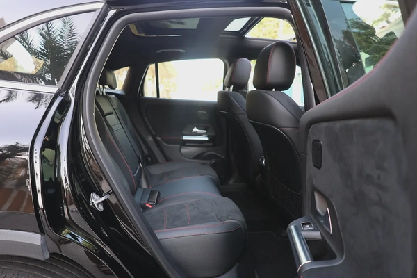 MERCEDES EQA350 4MATIC - GCC SPECS - UNDER WARRANTY / SERVICE CONTRACT / BATTERY - ACCIDENT FREE -