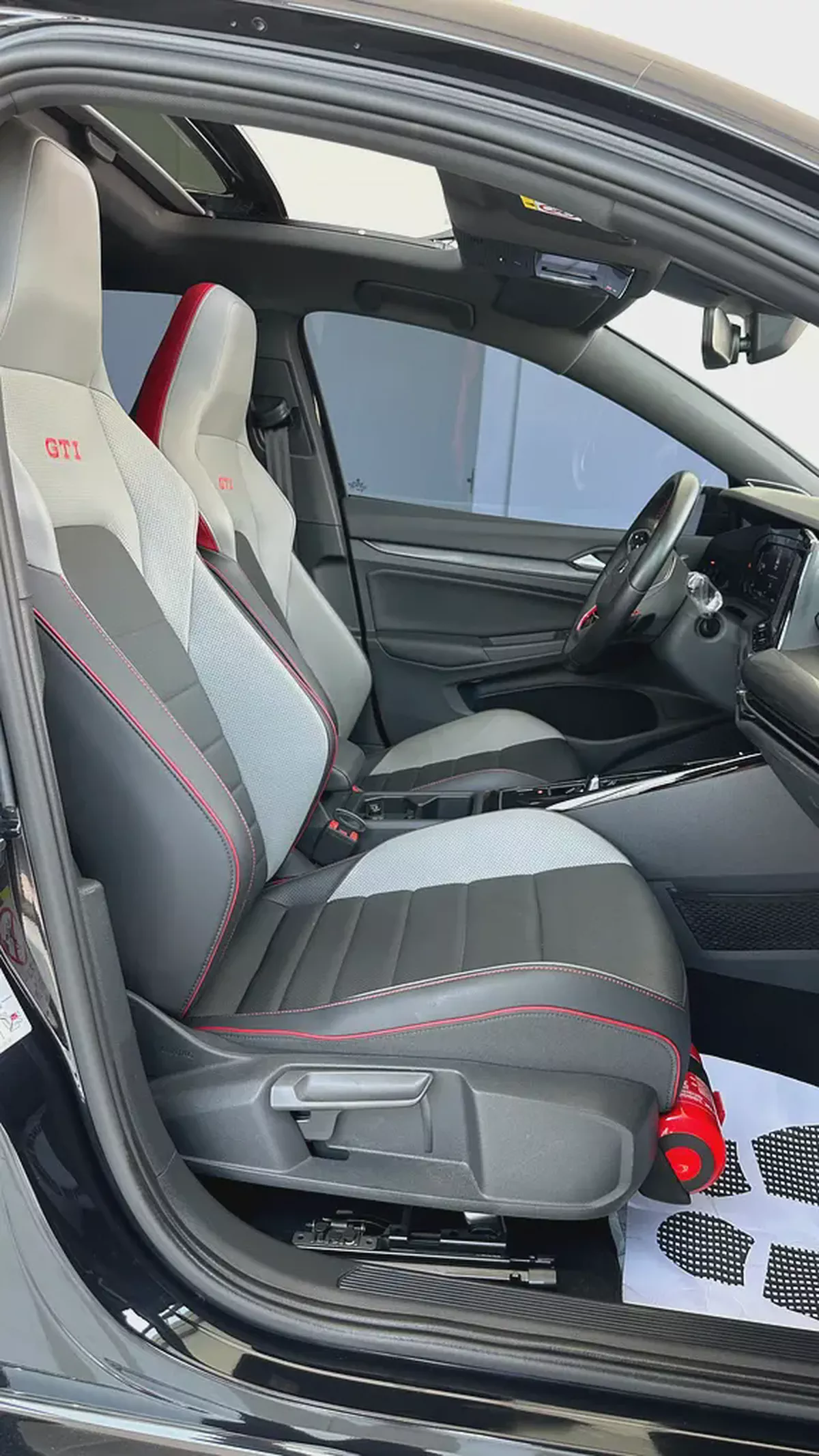 2023 Volkswagen Golf GTI - GCC Specs  full option-11-11