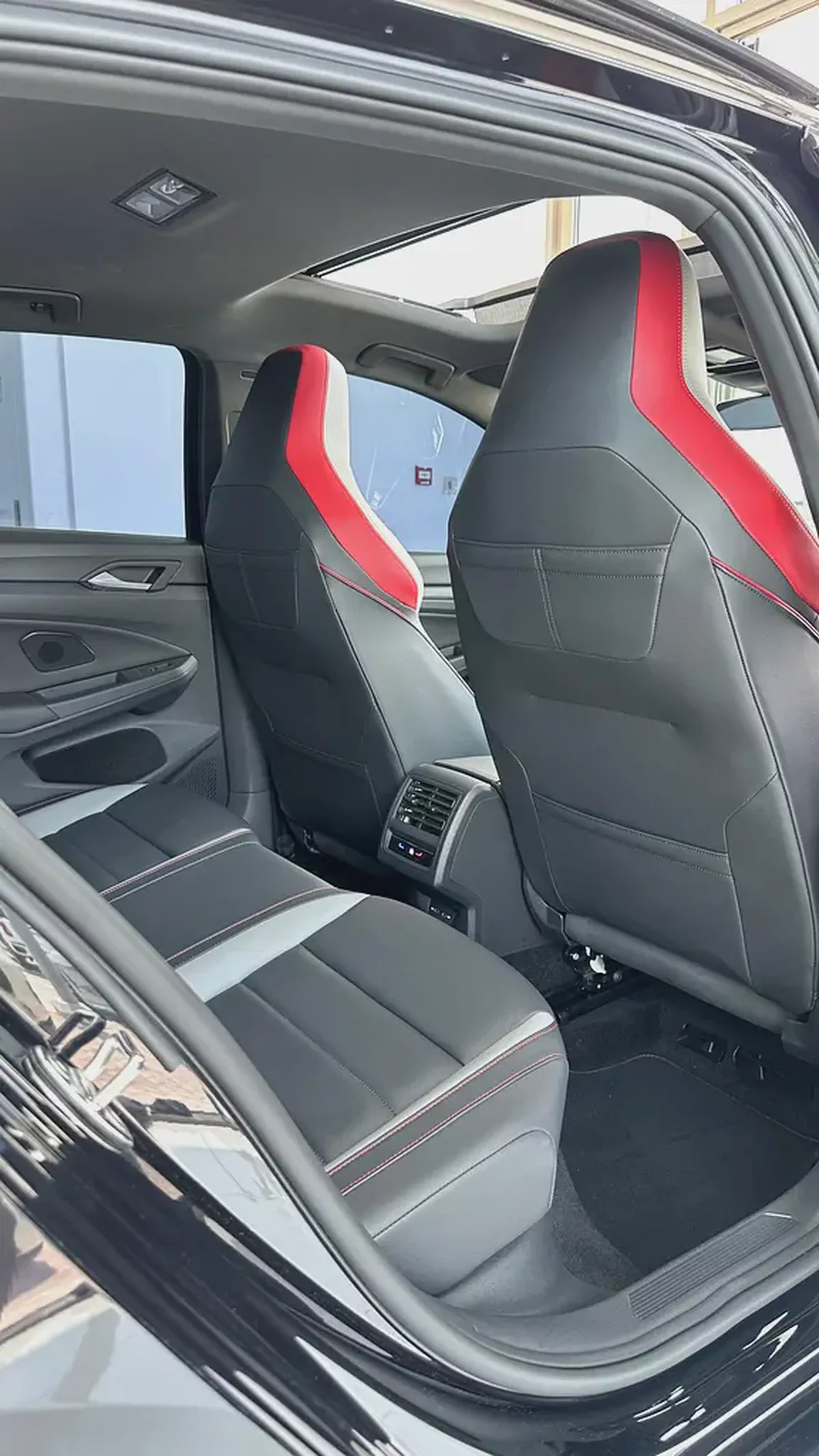 2023 Volkswagen Golf GTI - GCC Specs  full option-14-14