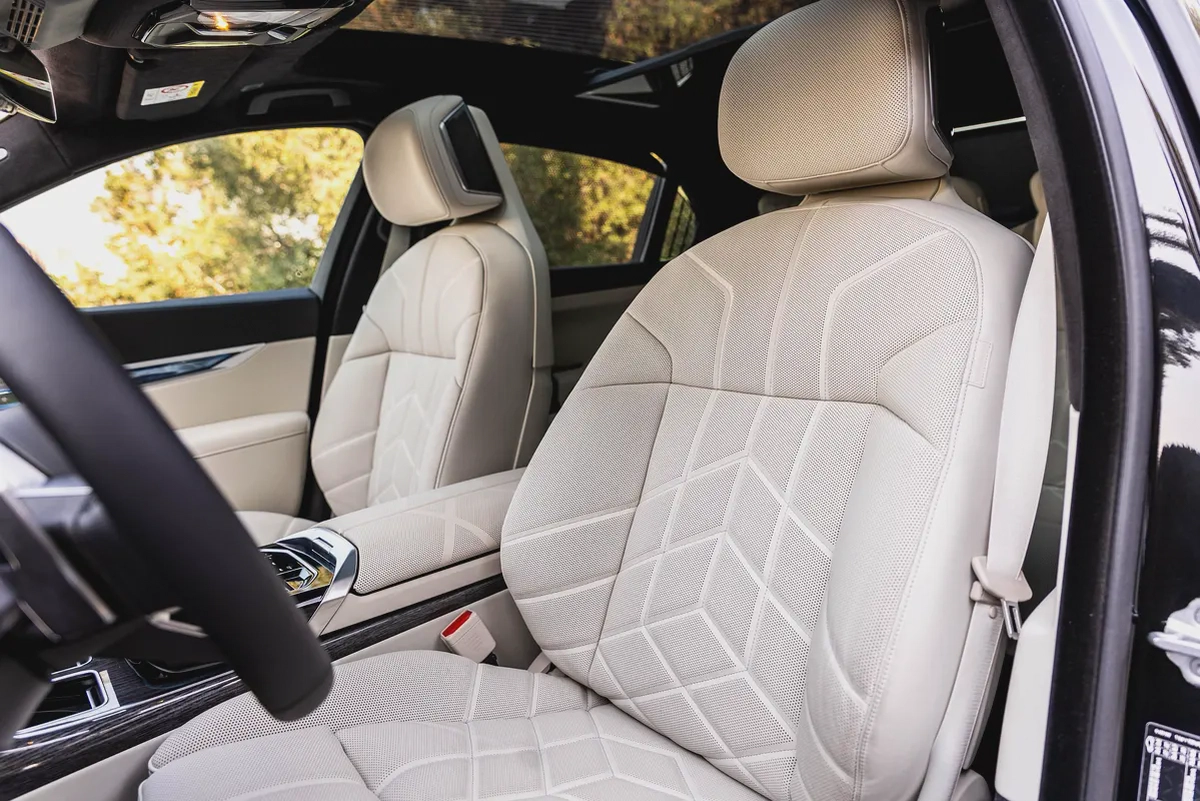 BMW 735i M SPORT INDIVIDUAL || 2026 || MASTER CLASS || UNDER WARRANTY || GCC || SMOKE WHITE INTERIOR-7-7