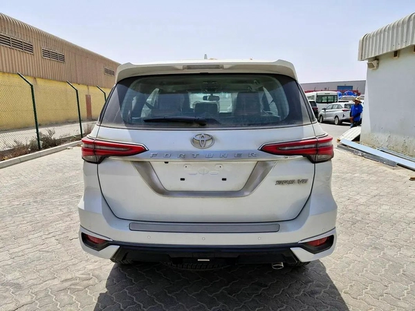 2025 TOYOTA FORTUNER 4X4 4.0L V6 GCC BRAND NEW 0KM