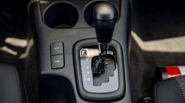 Toyota Hilux Toyota Hilux 2.4L Diesel AT 4x4 Mid Option 2025