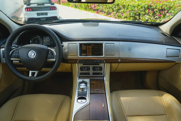 JAGUAR XF LUXURY 2013!! GCC SPECS!! FULL SERVICE HISTORY FROM AL TAYER