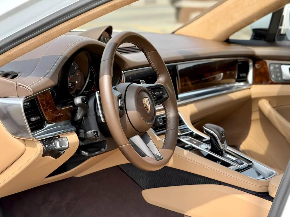 PORSCHE PANAMERA l GCC SPEC l FULL SERVICE HISTORY l UNDER WARRANTY TILL SEPTEMBER 2026 l-4-4