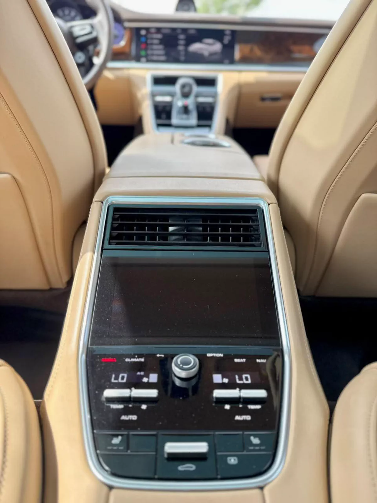 PORSCHE PANAMERA l GCC SPEC l FULL SERVICE HISTORY l UNDER WARRANTY TILL SEPTEMBER 2026 l-8-8