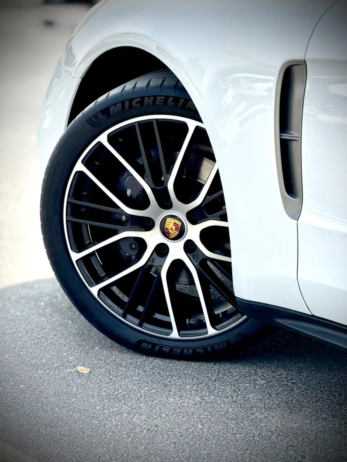 PORSCHE PANAMERA l GCC SPEC l FULL SERVICE HISTORY l UNDER WARRANTY TILL SEPTEMBER 2026 l-9-9
