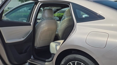 Nissan N6 180 Max (Gold White)-12