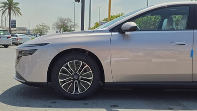 Nissan N6 180 Max (Gold White)-4