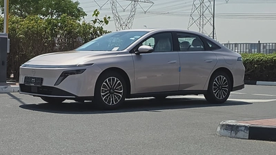 Nissan N6 180 Max (Gold White)-3
