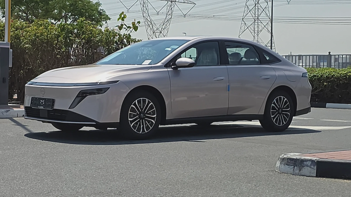 Nissan N6 180 Max (Gold White)-3-3