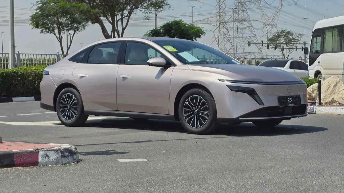 Nissan N6 180 Max (Gold White)