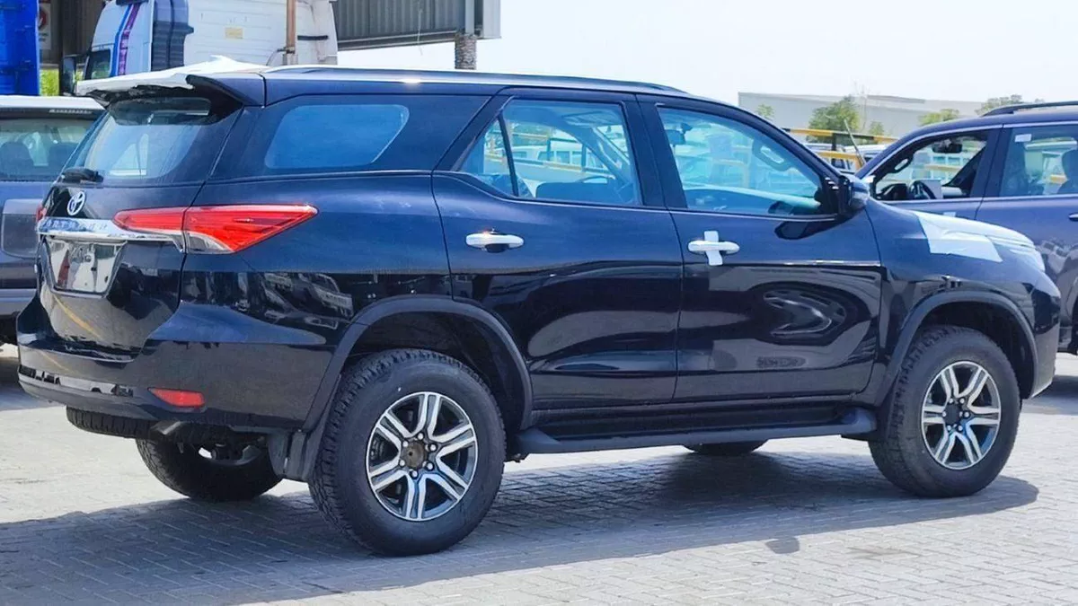 Toyota Fortuner EXR Toyota Fortuner / 2.4L V4 Diesel /  Climate Control / Only for Africa Special Price-4-0