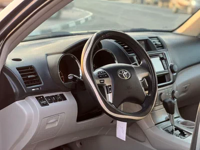 Toyota Highlander  2013 Toyota Highlander MidOption - 2 .7L V4-  Rear Camera - 7 Leather Seats-12