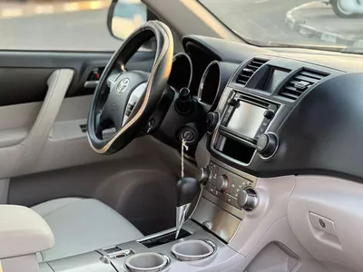 Toyota Highlander  2013 Toyota Highlander MidOption - 2 .7L V4-  Rear Camera - 7 Leather Seats-13