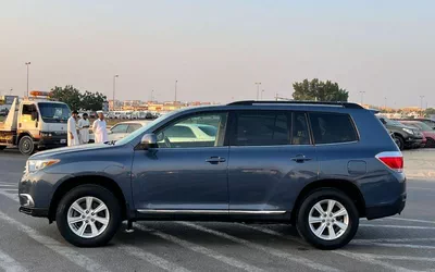 Toyota Highlander  2013 Toyota Highlander MidOption - 2 .7L V4-  Rear Camera - 7 Leather Seats-3