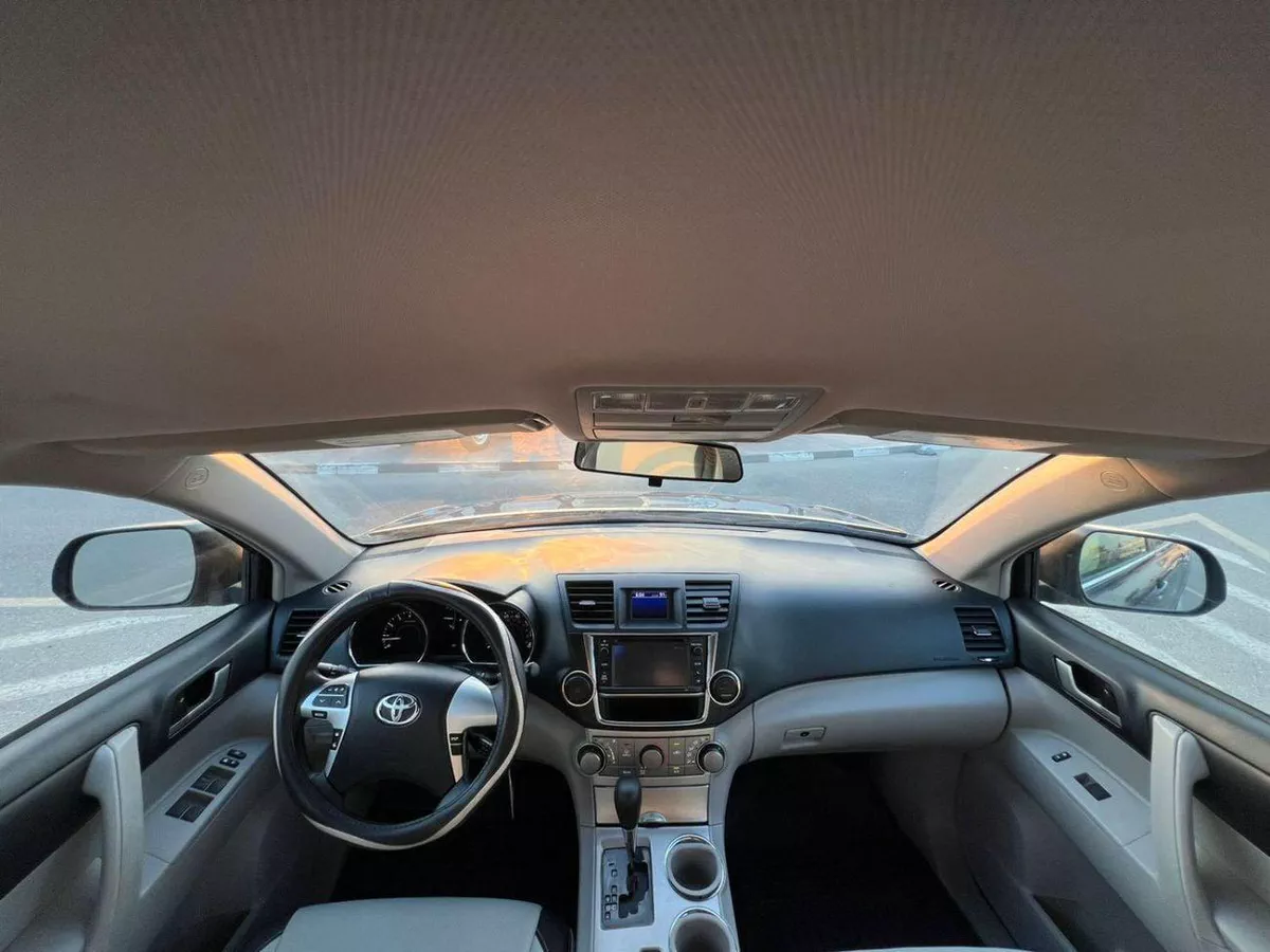 Toyota Highlander  2013 Toyota Highlander MidOption - 2 .7L V4-  Rear Camera - 7 Leather Seats-10-0