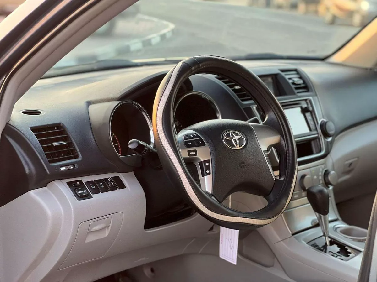 Toyota Highlander  2013 Toyota Highlander MidOption - 2 .7L V4-  Rear Camera - 7 Leather Seats-12-0