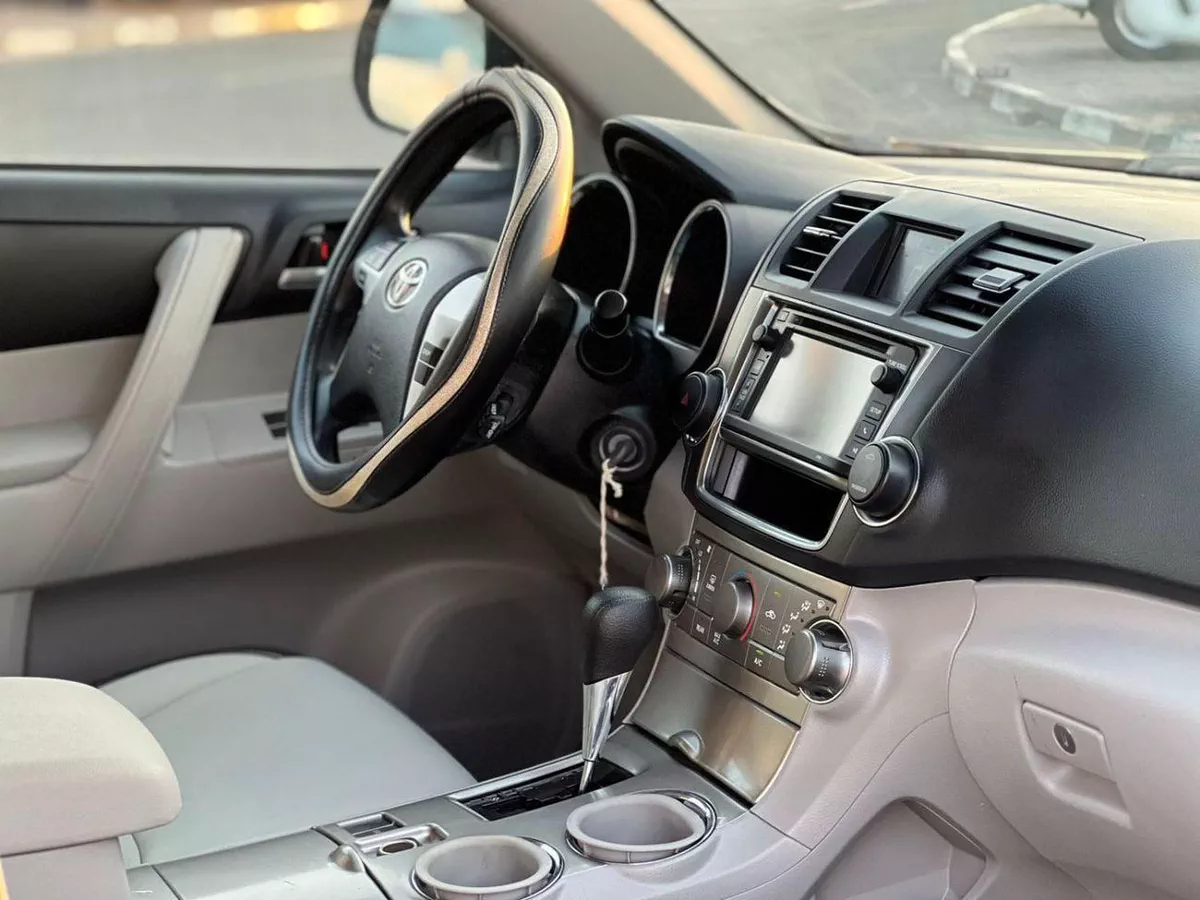 Toyota Highlander  2013 Toyota Highlander MidOption - 2 .7L V4-  Rear Camera - 7 Leather Seats-13-0