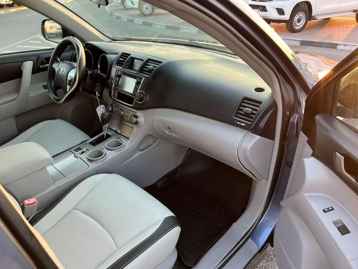 Toyota Highlander  2013 Toyota Highlander MidOption - 2 .7L V4-  Rear Camera - 7 Leather Seats-15-0