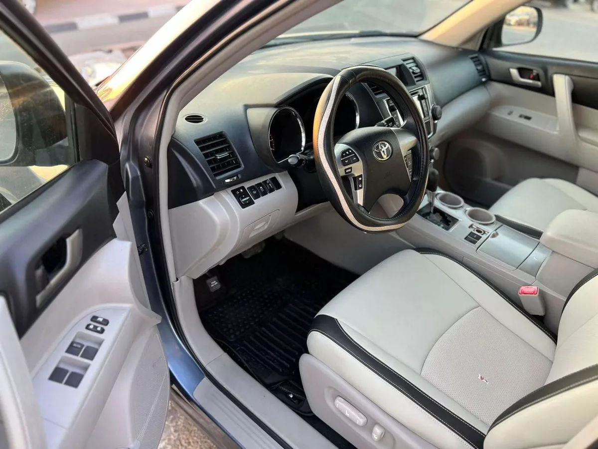Toyota Highlander  2013 Toyota Highlander MidOption - 2 .7L V4-  Rear Camera - 7 Leather Seats-16-0